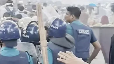 শিক্ষকদের উপর পুলিশের লাঠিচার্জ