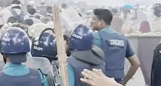 শিক্ষকদের উপর পুলিশের লাঠিচার্জ